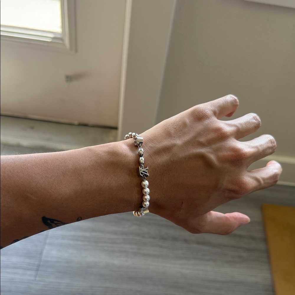 Louis Vuitton Pearl and Silver Bracelet - Picture 2 of 6